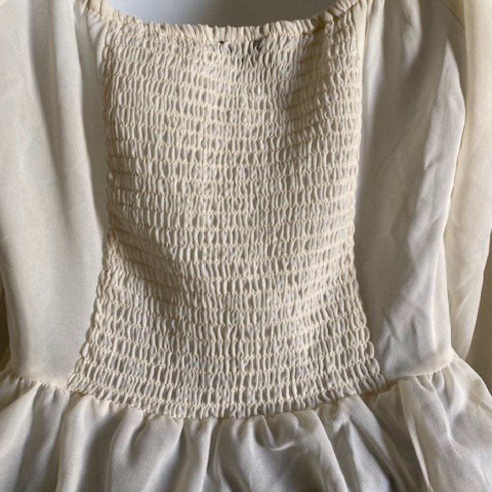 Love Tree Women's Ivory Top with back Smocking Size Small - Picture 6 of 6